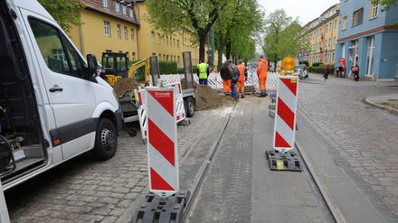 Nach dem Wasserrohrbruch in der Kastanienallee dauern die Reparaturarbeiten an.