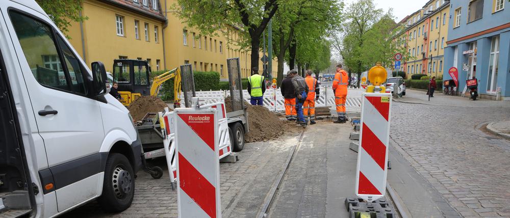 Nach dem Wasserrohrbruch in der Kastanienallee dauern die Reparaturarbeiten an.