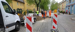 Nach dem Wasserrohrbruch in der Kastanienallee dauern die Reparaturarbeiten an.