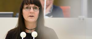 Katrin Lange (SPD), Brandenburger Ministerin der Finanzen und für Europa, spricht während der Sitzung des Brandenburger Landtages.