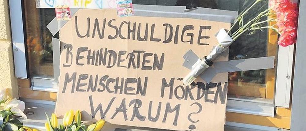 Im Gedenken an die Ermordeten wurden vor dem Thusnelda-von-Saldern-Haus Blumen und Plakate abgelegt.
