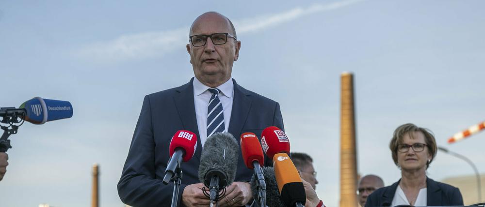 Ministerpräsident Dietmar Woidke (SPD) besuchte am Montag die Raffinerie.