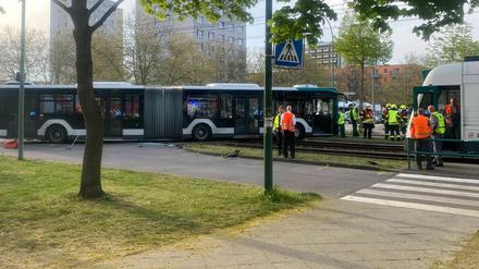 Zahlreiche Einsatzkräfte leisteten Hilfe vor Ort. 
