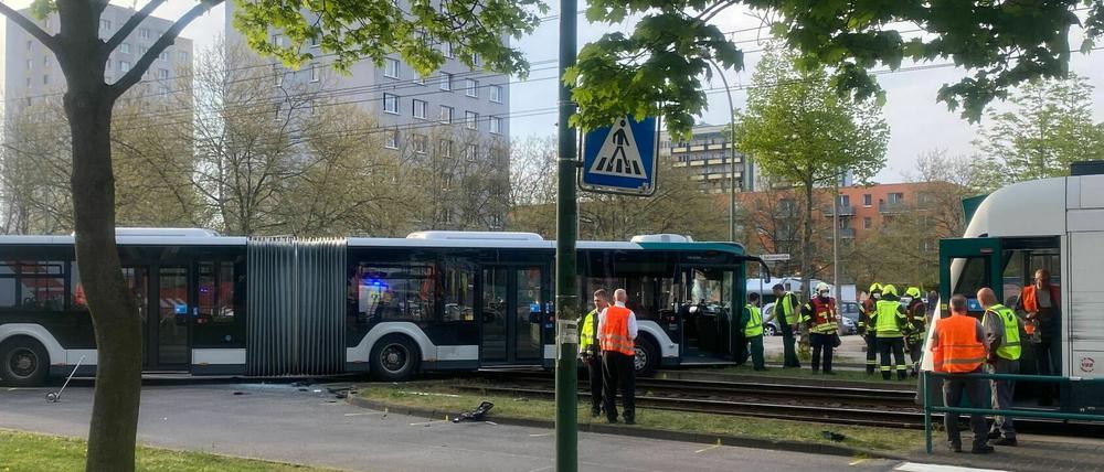 Zahlreiche Einsatzkräfte leisteten Hilfe vor Ort. 