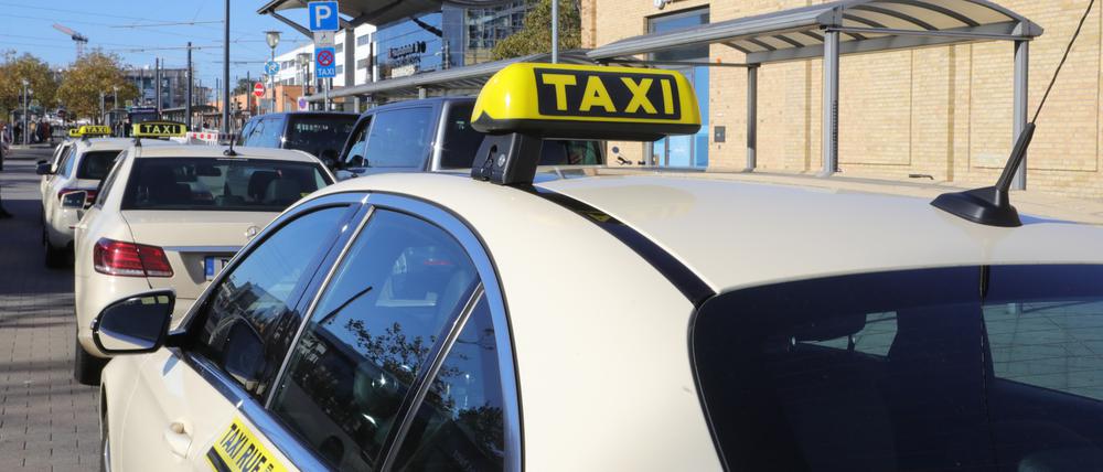 Taxis am Potsdamer Hauptbahnhof. Die schnell gestiegenen Spritkosten belasten die Branche.