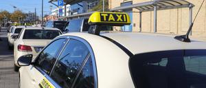 Taxis am Potsdamer Hauptbahnhof. Die schnell gestiegenen Spritkosten belasten die Branche.