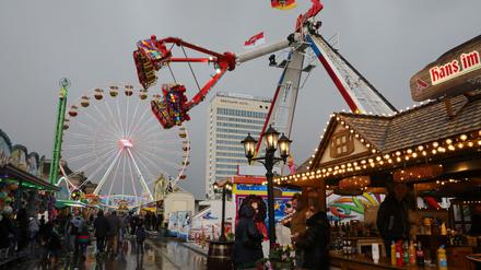 Das Volksfest lockt mit vielen Attraktionen.