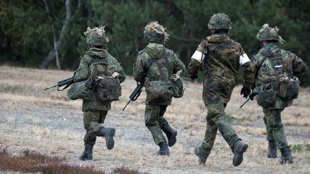 Soldaten der Bundeswehr auf den Truppenübungsplatz in Lehnin (Archivbild).