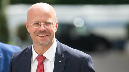 Die Parteimitgliedschaft von Kalbitz war von der AfD im Sommer 2020 für nichtig erklärt worden.