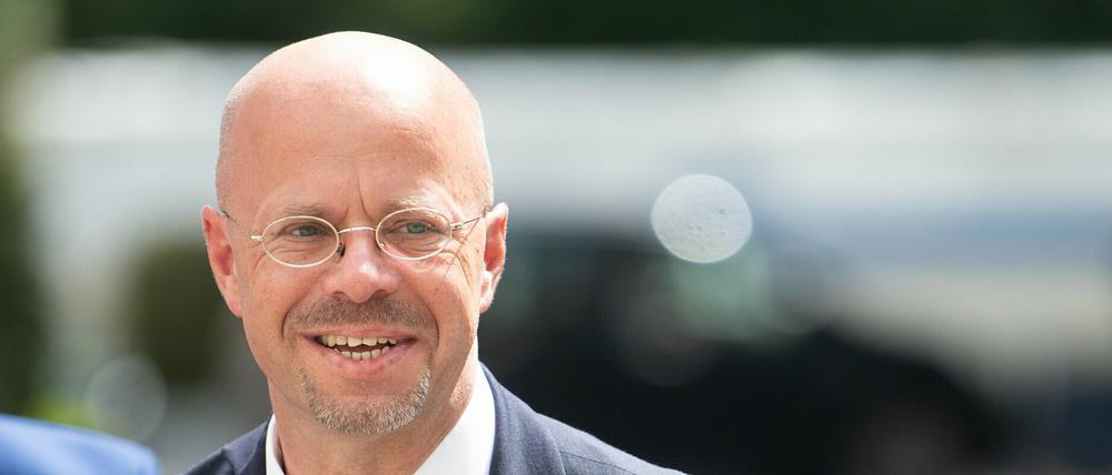 Die Parteimitgliedschaft von Kalbitz war von der AfD im Sommer 2020 für nichtig erklärt worden.