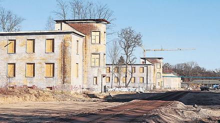 In Krampnitz werden bestehende alte Kasernengebäude saniert und dazu Neubauten errichtet. 