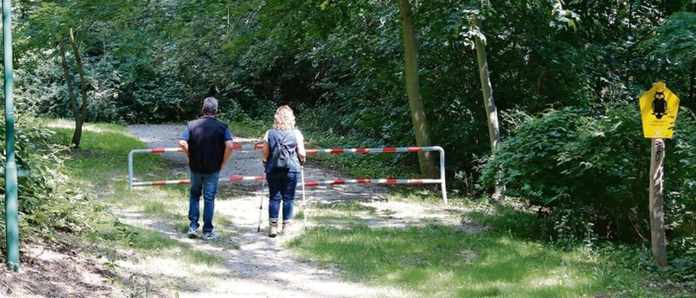 Der Uferweg am Groß Glienicker See ist seit Jahren an mehreren Stellen blockiert.