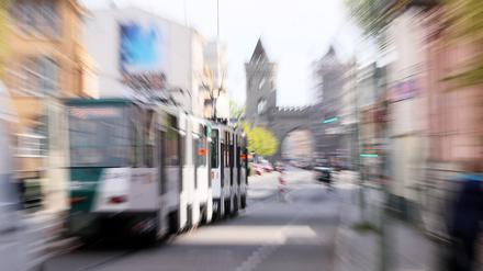 Eine Tram auf der Friedrich-Ebert-Straße.