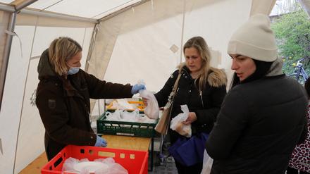 Geflüchtete werden im Versorgungszelt auf dem Campus der Stadtverwaltung versorgt.