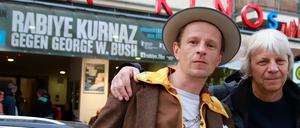 Zwei Lola-Favoriten des Films: "Rabiye Kurnaz gegen George W. Bush": Regisseur Dresen (r.) mit Schauspieler Alexander Scheer.