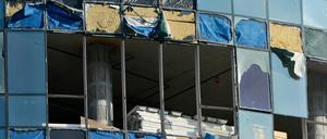 Die beschädigte Fassade eines Bürogebäudes in Kiew. Der Krieg tobt seit mehr als 70 Tagen. 