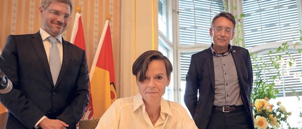 Autorin Antje Rávik Strubel trug sich ins Goldene Buch ein.