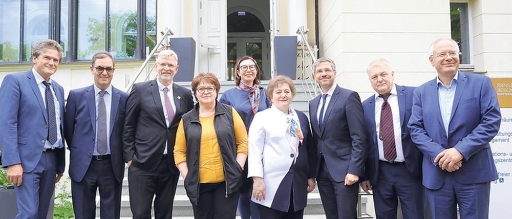 Beim Besuch in der Villa „Bergmann“ traf Irina Mykychak (4. v. l.) auch auf Klinikumchef Hans-Ulrich Schmidt (3. v. l.).