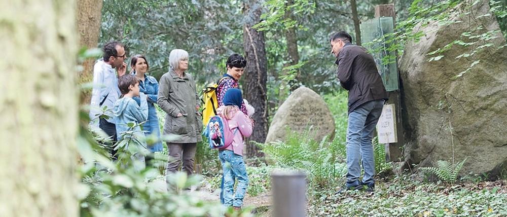 Auf dem Südwestkirchhof Stahnsdorf bietet Friedhofsleiter Olaf Ihlefeldt Kindern und ihren Eltern Führungen an.