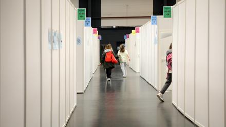 Notunterkunft für Flüchtlinge aus der Ukraine in der Metropolishalle des Filmpark Potsdam. Etwa 230 Personen übernachten zur Zeit in den Kabinen.