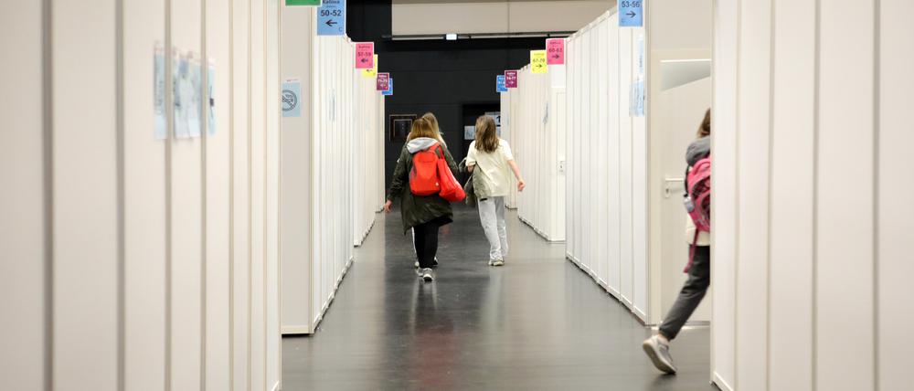 Notunterkunft für Flüchtlinge aus der Ukraine in der Metropolishalle des Filmpark Potsdam. Etwa 230 Personen übernachten zur Zeit in den Kabinen.