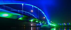 Die Oderbrücke, illuminiert in den Farben der Doppelstadt, verbindet Frankfurt (Oder) und Slubice.