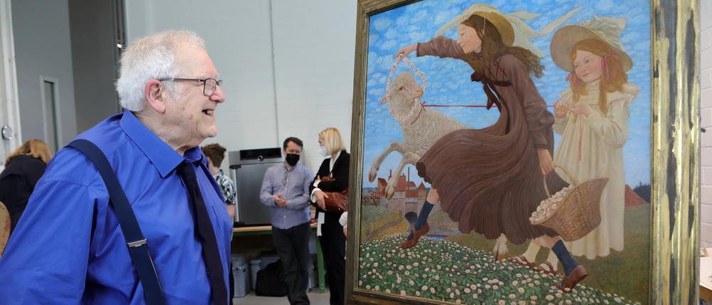 Max Beran, der Enkel der früheren Besitzerin, nahm im Depot der Schlösserstiftung das Gemälde "Schäfchen" in Empfang.