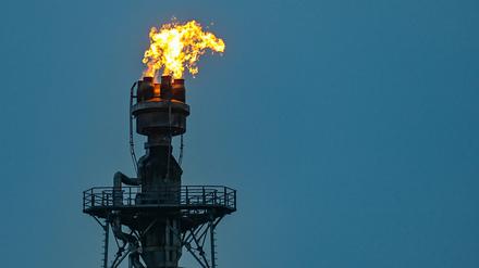 In der Erdölraffinerie kommt Rohöl aus Russland an.