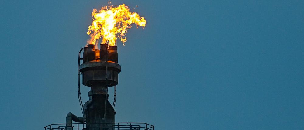 In der Erdölraffinerie kommt Rohöl aus Russland an.