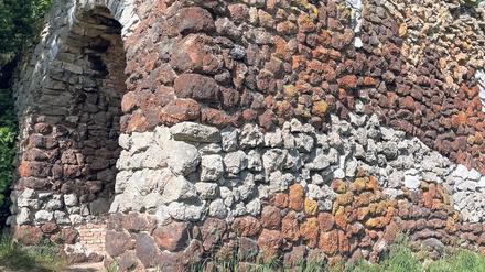 Unbekannte haben die Muschelgrotte beschädigt, zwei Steine wurden aus der Fassade gebrochen. 