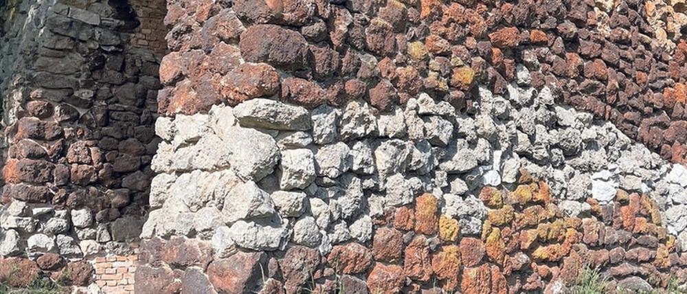 Unbekannte haben die Muschelgrotte beschädigt, zwei Steine wurden aus der Fassade gebrochen. 