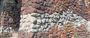 Unbekannte haben die Muschelgrotte beschädigt, zwei Steine wurden aus der Fassade gebrochen. 