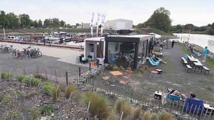 Am Teltower Stadthafen gibt es ein Bistro und ein paar Liegestühle am Wasser.