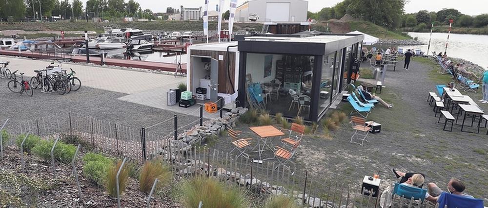 Am Teltower Stadthafen gibt es ein Bistro und ein paar Liegestühle am Wasser.