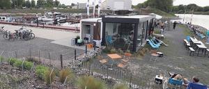 Am Teltower Stadthafen gibt es ein Bistro und ein paar Liegestühle am Wasser.