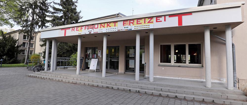 Der heutige Treffpunkt Freizeit hieß früher als Pionierzentrum "Erich Weinert", der auch an der Fassade zitiert wurde.