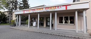 Der heutige Treffpunkt Freizeit hieß früher als Pionierzentrum "Erich Weinert", der auch an der Fassade zitiert wurde.