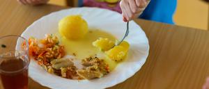 Potsdam-Mittelmark hält ein Essensgeld von bis zu 2 Euro pro Tag für zulässig (Symbolbild).