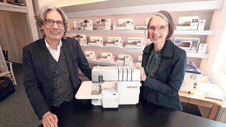 Peter und Antje Gühne-Poprawa verkaufen neben Stoffen jetzt auch zahlreiche Nähmaschinen im separaten Geschäft in der Jägerstraße.