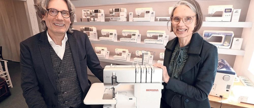 Peter und Antje Gühne-Poprawa verkaufen neben Stoffen jetzt auch zahlreiche Nähmaschinen im separaten Geschäft in der Jägerstraße.