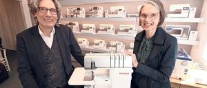 Peter und Antje Gühne-Poprawa verkaufen neben Stoffen jetzt auch zahlreiche Nähmaschinen im separaten Geschäft in der Jägerstraße.