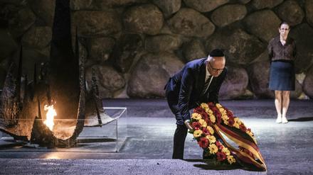 Dietmar Woidke (SPD) legte in der Halle der Erinnerung einen Kranz nieder.
