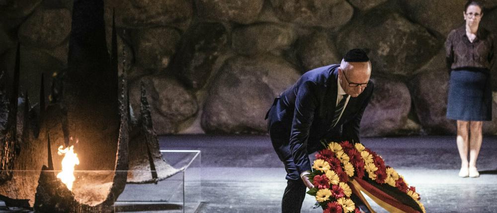 Dietmar Woidke (SPD) legte in der Halle der Erinnerung einen Kranz nieder.