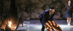 Dietmar Woidke (SPD) legte in der Halle der Erinnerung einen Kranz nieder.