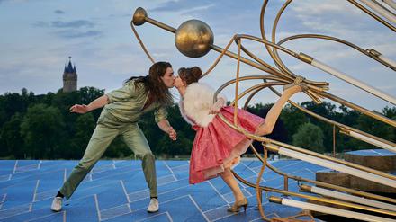 "Der Geizige" auf der Seebühne des Hans Otto Theaters, hier Paul Wilms als Valère und Mascha Schneider als Élise.