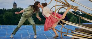 "Der Geizige" auf der Seebühne des Hans Otto Theaters, hier Paul Wilms als Valère und Mascha Schneider als Élise.
