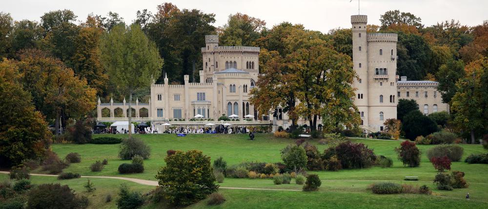 Viktorianische Grüße. Das Schloss Babelsberg wurde im englischen Stil erbaut, der davorliegende Pleasure Ground ebenfalls.