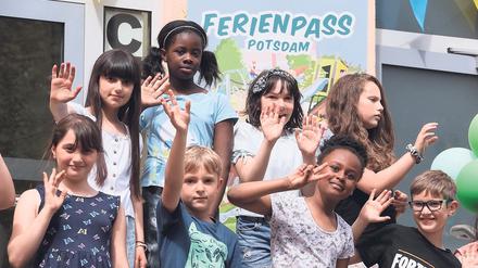 Am Dienstag konnten Schülerinnen und Schüler der Weidenhof-Grundschule den Potsdamer Ferienpass in Empfang nehmen.