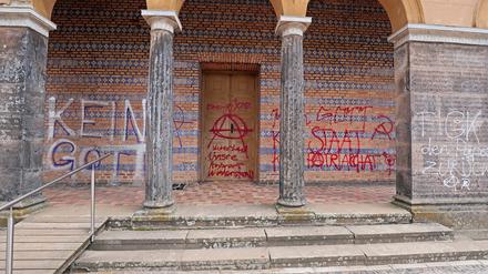 Unbekannte haben die Kirche beschmiert.