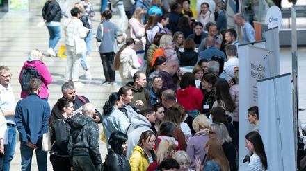 Besucher einer Jobmesse für ukrainische Geflüchtete in Dresden, Ende Mai (Symbolbild).